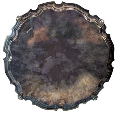 Lot 5 - 20TH CENTURY ELIZABETH II HALLMARKED SILVER SALVER / TRAY