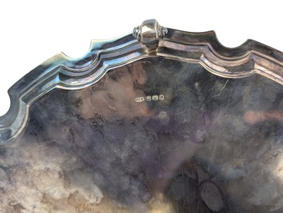 Lot 5 - 20TH CENTURY ELIZABETH II HALLMARKED SILVER SALVER / TRAY