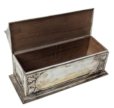 Lot 1 - LARGE 20TH CENTURY GEORGE V HALLMARKED SILVER CIGAR BOX