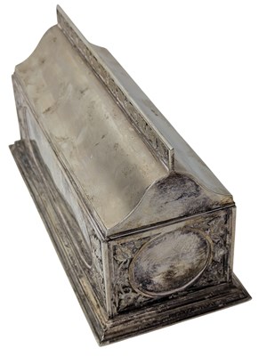 Lot 1 - LARGE 20TH CENTURY GEORGE V HALLMARKED SILVER CIGAR BOX