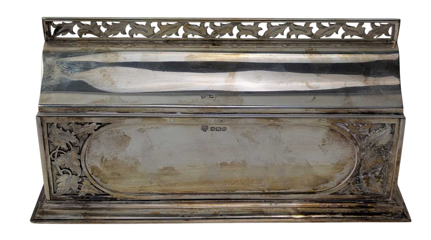 Lot 1 - LARGE 20TH CENTURY GEORGE V HALLMARKED SILVER CIGAR BOX