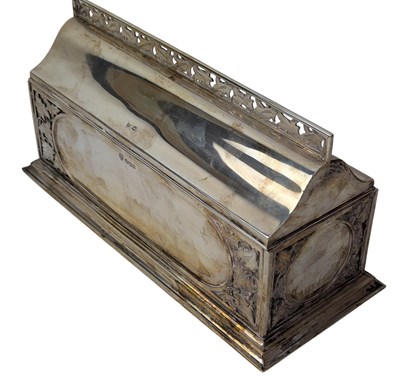 Lot 1 - LARGE 20TH CENTURY GEORGE V HALLMARKED SILVER CIGAR BOX