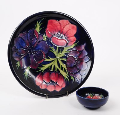 Lot 84 - MOORCROFT POTTERY - TWO VINTAGE ' ANEMONE ' DESIGN PLATE & BOWL