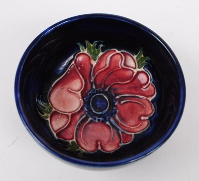Lot 84 - MOORCROFT POTTERY - TWO VINTAGE ' ANEMONE ' DESIGN PLATE & BOWL