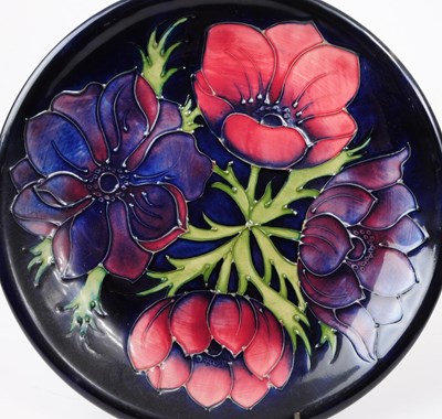 Lot 84 - MOORCROFT POTTERY - TWO VINTAGE ' ANEMONE ' DESIGN PLATE & BOWL