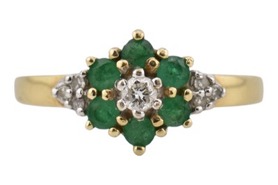 Lot 97 - HALLMARKED 9CT GOLD DIAMOND & EMERALD CLUSTER RING