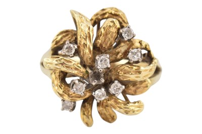 Lot 513 - GOLD & DIAMOND CLUSTER RING