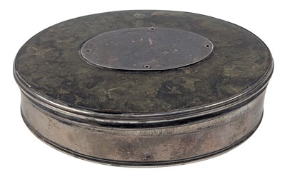 Lot 79 - 2OTH CENTURY SILVER FAUX AGATE TRINKET BOX / SNUFF BOX