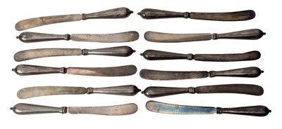 Lot 105 - SET OF 12 PIECE GEORGE V HALLMARKED SILVER HANDLED BUTTER KNIVES