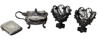 Lot 89 - EDWARD VII HALLMARKED SILVER VESTA CASE & A SILVER MUSTARD POT