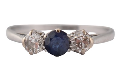 Lot 160 - PLATINUM DIAMOND & SAPPHIRE RING