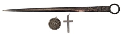 Lot 52 - 19TH CENTURY GEORGE III HALLMARKED SILVER MEAT SKEWER & TWO SILVER PENDANTS