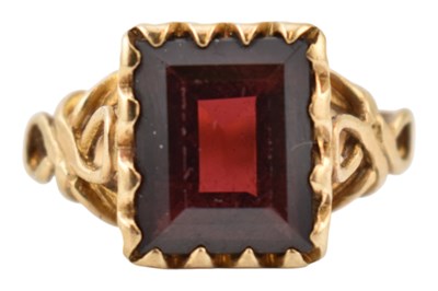 Lot 372 - GOLD & GARNET SET RING