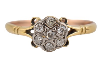 Lot 180 - EARLY 20TH CENTURY DIAMOND CLUSTER RING