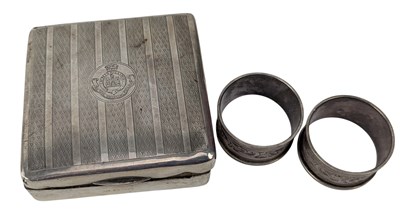 Lot 122 - EDWARD VII HALLMARKED SILVER DESKTOP CIGARETTE BOX & TWO SILVER NAPKIN RINGS