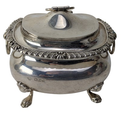 Lot 27 - GEORGE V HALLMARKED SILVER TWIN HANDLED LIIDED SUGAR BOWL