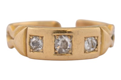 Lot 320 - 18CT GOLD & DIAMOND THREE STONE RING