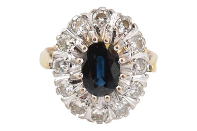 Lot 119 - 1970S HALLMARKED 18CT GOLD & DIAMOND HALO RING