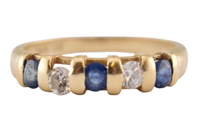 Lot 212 - 14CT GOLD SAPPHIRE & DIAMOND FIVE STONE RING