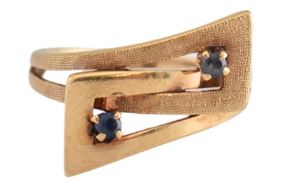 Lot 42 - CONTINENTAL GOLD & SAPPHIRE RIBBON BAND RING