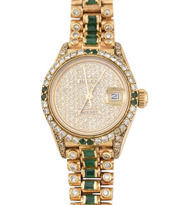 Lot 35 - AN 18CT GOLD & AFTER MARKET DIAMOND EMERALD ENCRUSTED DATEJUST ROLEX WRISTWATCH