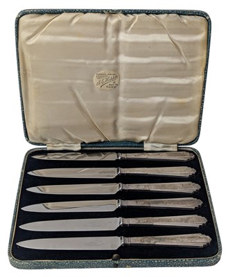 Lot 94 - CASED GEORGE V ART DECO HALLMARKED SILVER HANDLED 6 PIECE KNIFE SET