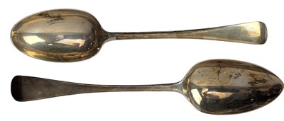 Lot 116 - GEORGE VI HALLMARKED SILVER TABLE SPOON & A GEORGE V SILVER TABLE SPOON