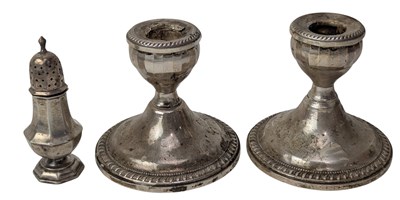 Lot 124 - VICTORIAN HALLMARKED SILVER PEPPERETTE & PAIR OF AMERICAN SILVER CANDLESTICKS