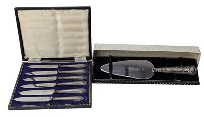 Lot 115 - CASED GEORGE V HALLMARKED SILVER HANDLED FRUIT KNIFE SET