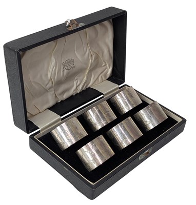 Lot 11 - CASED SET OF SIX GEORGE V HALLMARKED SILVER NAPKIN RINGS