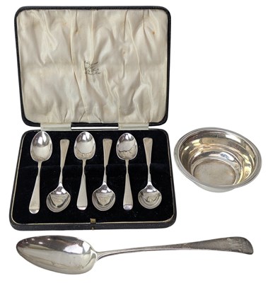 Lot 102 - GEORGE III HALLMARKED SILVER TABLE SPOON & CASED GEORGE V SILVER TEASPOONS