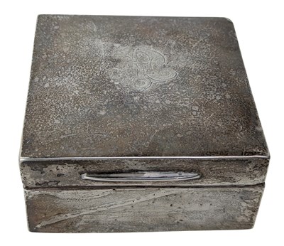 Lot 106 - GEORGE V HALLMARKED SILVER WOOD LINED DESK TOP CIGARETTE CASE