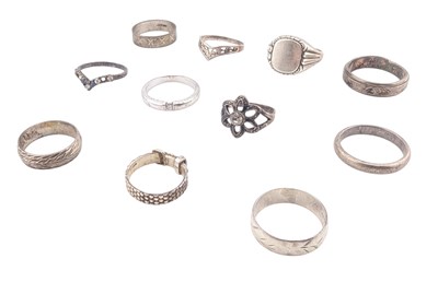 Lot 83 - GROUP OF SILVER & WHITE METAL RINGS