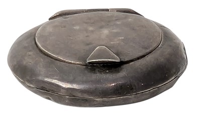 Lot 99 - EARLY 20TH CENTURY EDWARD VII HALLMARKED SILVER COMPACT