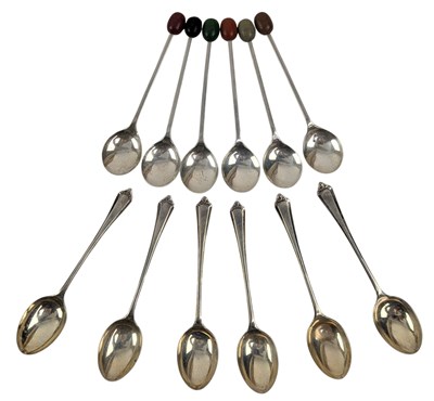 Lot 95 - GEORGE VI HALLMARKED SILVER TEASPOONS & A SET OF COFFEE BEAN TEASPOONS