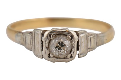 Lot 404 - 18CT GOLD & DIAMOND SOLITAIRE RING