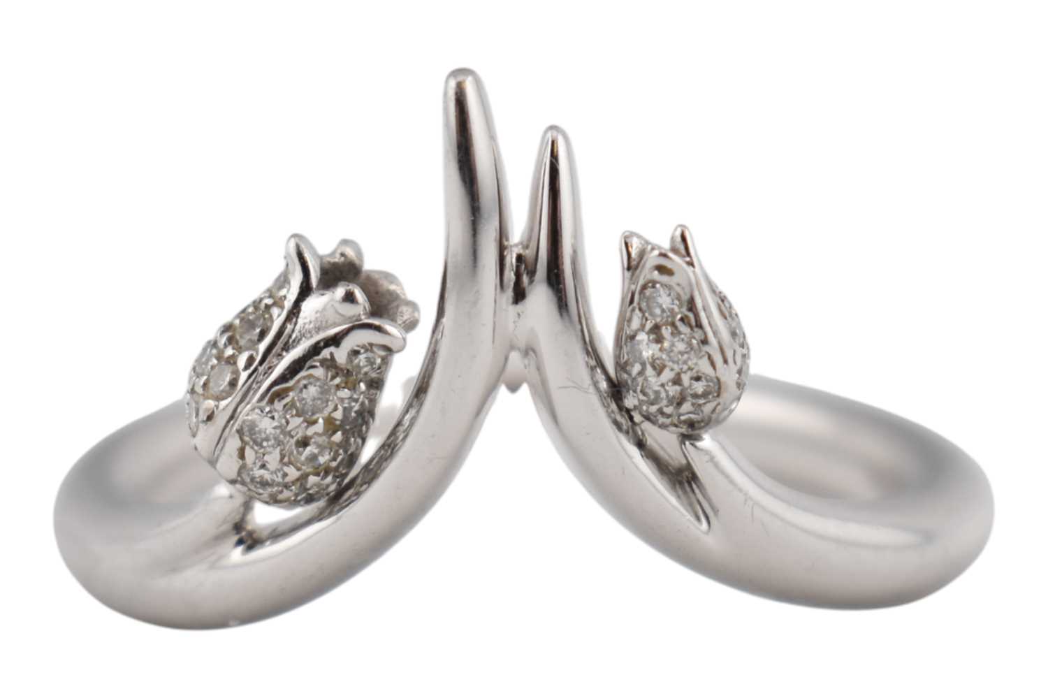 Lot 46 - SHAUN LEANE MAYBELL 18CT GOLD & DIAMOND RING