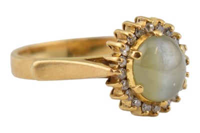 Lot 92 - 18CT GOLD CAT'S EYE CHRYSOBERYL & DIAMOND HALO RING