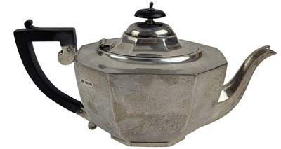 Lot 9 - 20TH CENTURY GEORGE V HALLMARKED SILVER TEAPOT