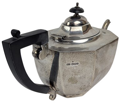 Lot 9 - 20TH CENTURY GEORGE V HALLMARKED SILVER TEAPOT