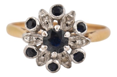 Lot 520 - 18CT GOLD SAPPHIRE & DIAMOND CLUSTER RING