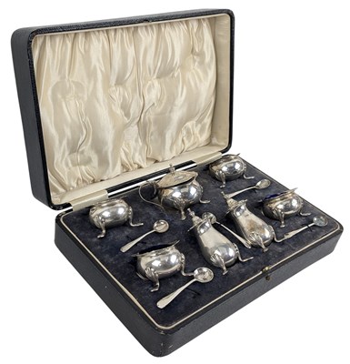 Lot 19 - CASED GEORGE V HALLMARKED SILVER & BLUE GLASS LINED 7-PIECE CRUET SET