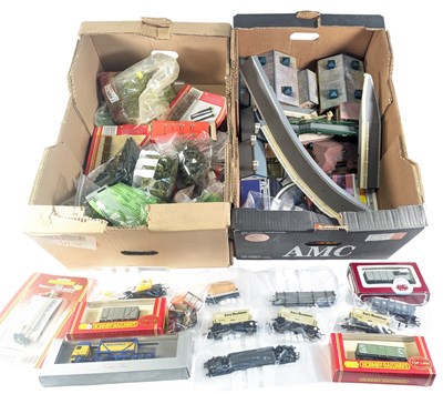 Lot 154 - MODEL RAILWAY - COLLECTION OF OO GAUGE ACCESSORIES AND WAGONS