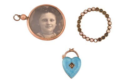 Lot 138 - COLLECTION OF GOLD JEWELLERY - LOCKET, BROOCH, PADLOCK ETC