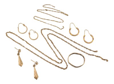 Lot 441 - COLLECTION OF 9CT GOLD JEWELLERY- RING, CHAINS & EARRINGS