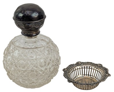 Lot 80 - EDWARD VII HALLMARKED SILVER BON BON DISH & A SILVER & GLASS SCENT BOTTLE