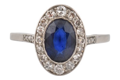 Lot 16 - EARLY 20TH CENTURY PLATINUM SAPPHIRE & DIAMOND RING