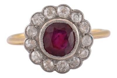Lot 25 - EARLY 20TH CENTURY RUBY & DIAMOND HALO RING