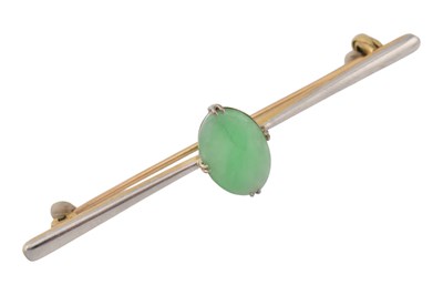 Lot 63 - EARLY 20TH CENTURY 15CT GOLD & JADE BAR BROOCH PIN