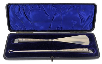Lot 88 - EDWARD VII HALLMARKED SILVER HANDLED SHOEHORN & BUTTON HOOK SET